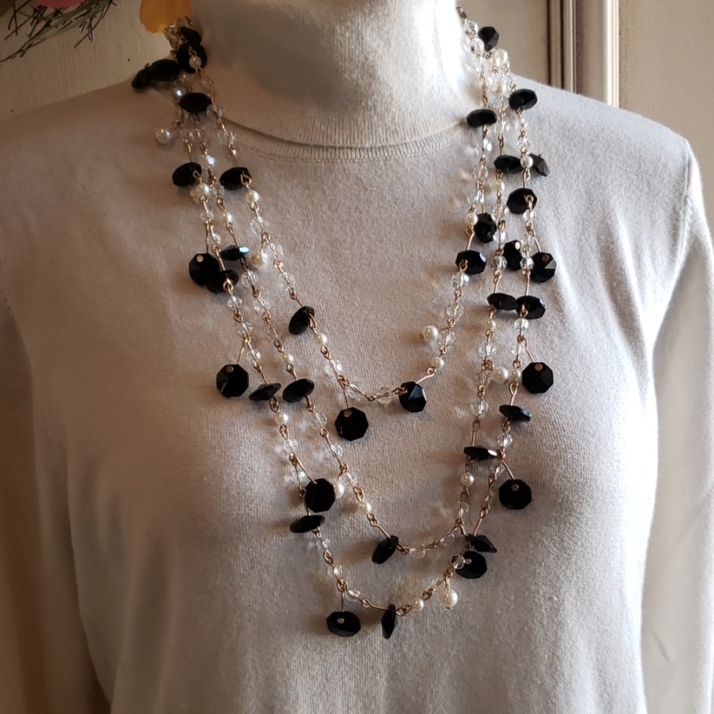 🛍 Black, pearl, and gold necklace